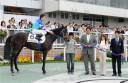 【競馬/野球/芸能】佐々木主浩・加奈子夫妻、新潟競馬場で愛馬キャプテンマジンの勝利を祝う